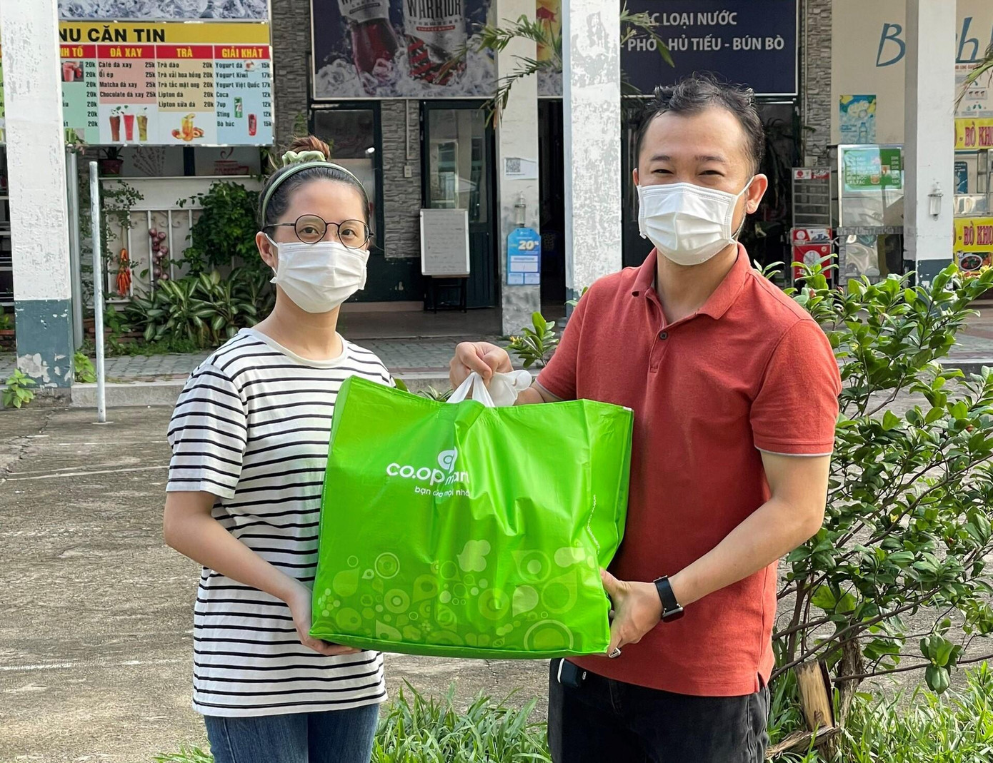 Bí thư Đoàn Trường Đại học Y dược TPHCM Trương Văn Đạt trao quà cho các bạn sinh viên. Bí thư Đoàn Trường Đại học Y dược TPHCM Trương Văn Đạt trao quà cho các bạn sinh viên.