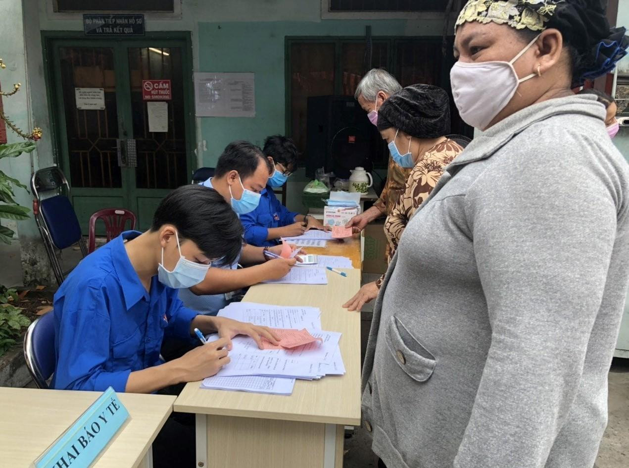 Nhóm bạn trẻ hỗ trợ người dân khai báo y tế trước khi vào bầu cử