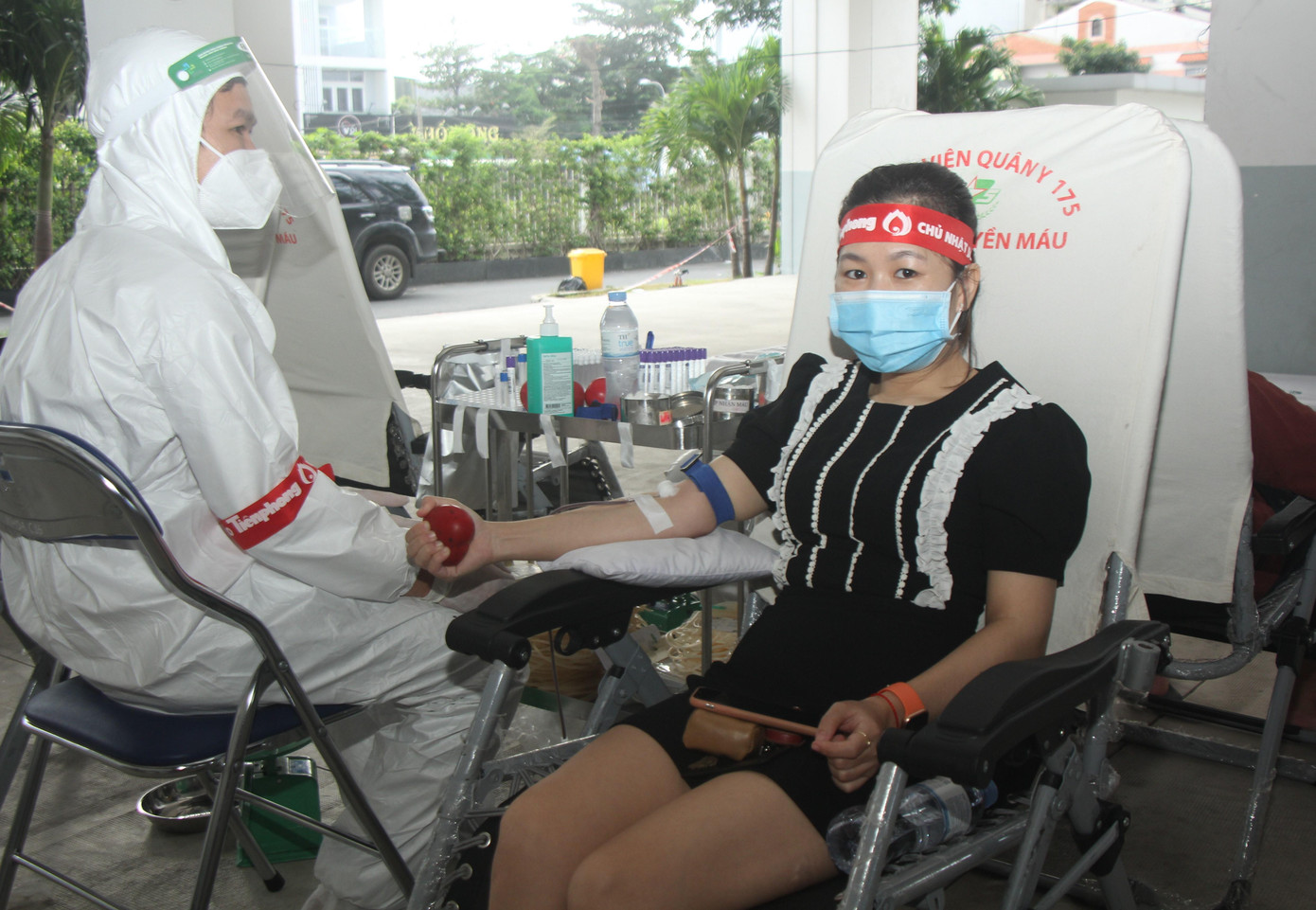 Nhà ở phía đối diện chung cư Tara Residence, chị Đặng Thị Phương Thy (28 tuổi) đã tranh thủ đến sớm để hiến máu. Chị Thy cho biết đến nay đã có hơn 6 lần hiến máu. "Mình đã tiêm đủ 2 mũi và thực hiện các nguyên tắc an toàn; ngoài ra đến đây thấy được công tác tổ chức cũng khá quy củ, an toàn nên mình an tâm lắm". Nhà ở phía đối diện chung cư Tara Residence, chị Đặng Thị Phương Thy (28 tuổi) đã tranh thủ đến sớm để hiến máu. Chị Thy cho biết đến nay đã có hơn 6 lần hiến máu. "Mình đã tiêm đủ 2 mũi và thực hiện các nguyên tắc an toàn; ngoài ra đến đây thấy được công tác tổ chức cũng khá quy củ, an toàn nên mình an tâm lắm".