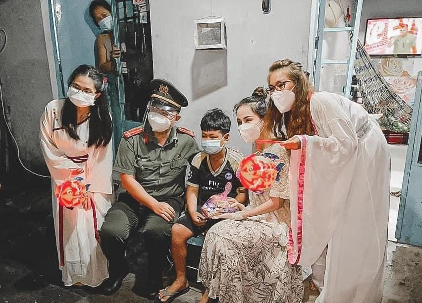 Hoa hậu Hương Giang tặng phần quà cho em nhỏ tại một khu nhà trọ công nhân ở huyện Nhà Bè.