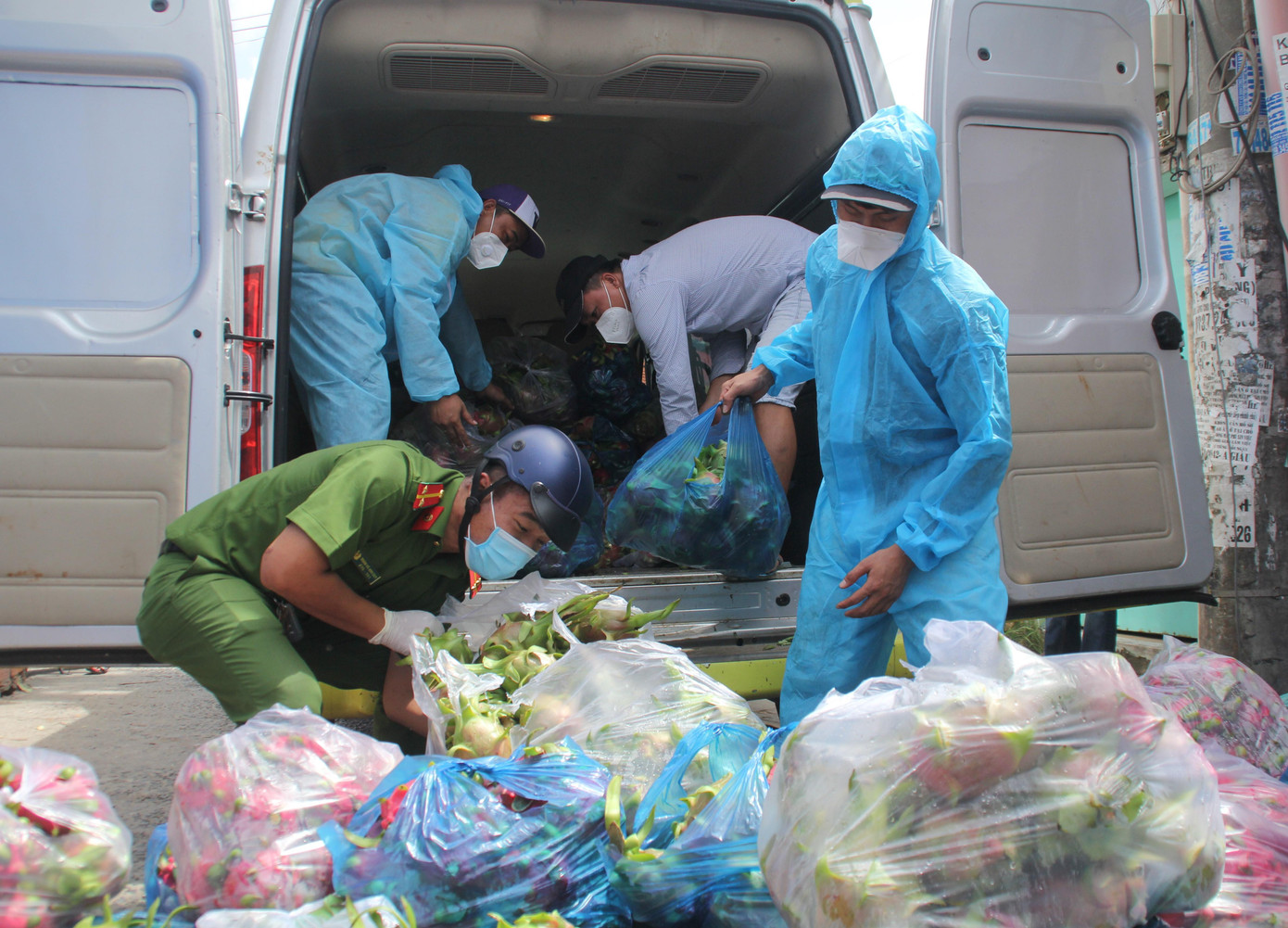 Trung úy Anh Duy cùng các thanh niên trong đội xe hỗ trợ hàng hóa cho bà con tại hẻm 103, khu phố 2, phường Tân Phú. Với 700 hộ và khoảng 2.000 dân, nơi đây tập trung phần lớn bà con là công nhân, người làm thuê có hoàn cảnh khó khăn. Trung úy Anh Duy cùng các thanh niên trong đội xe hỗ trợ hàng hóa cho bà con tại hẻm 103, khu phố 2, phường Tân Phú. Với 700 hộ và khoảng 2.000 dân, nơi đây tập trung phần lớn bà con là công nhân, người làm thuê có hoàn cảnh khó khăn.