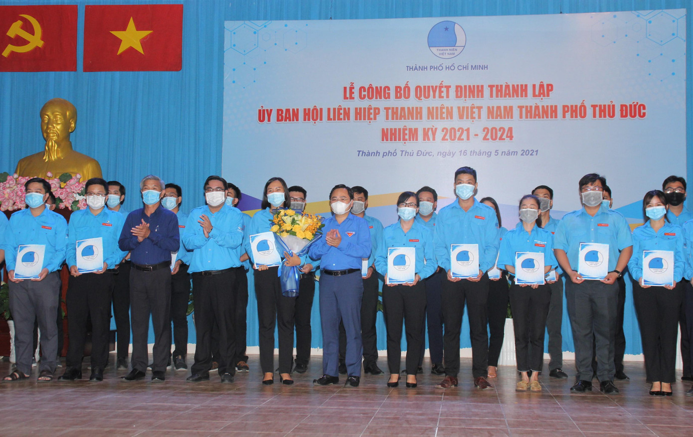 Anh Nguyễn Anh Tuấn, Bí thư thứ nhất Trung ương Đoàn trao hoa chúc mừng chị Phan Ngọc Đoan Trang và tập thể Ủy ban Hội Anh Nguyễn Anh Tuấn, Bí thư thứ nhất Trung ương Đoàn trao hoa chúc mừng chị Phan Ngọc Đoan Trang và tập thể Ủy ban Hội