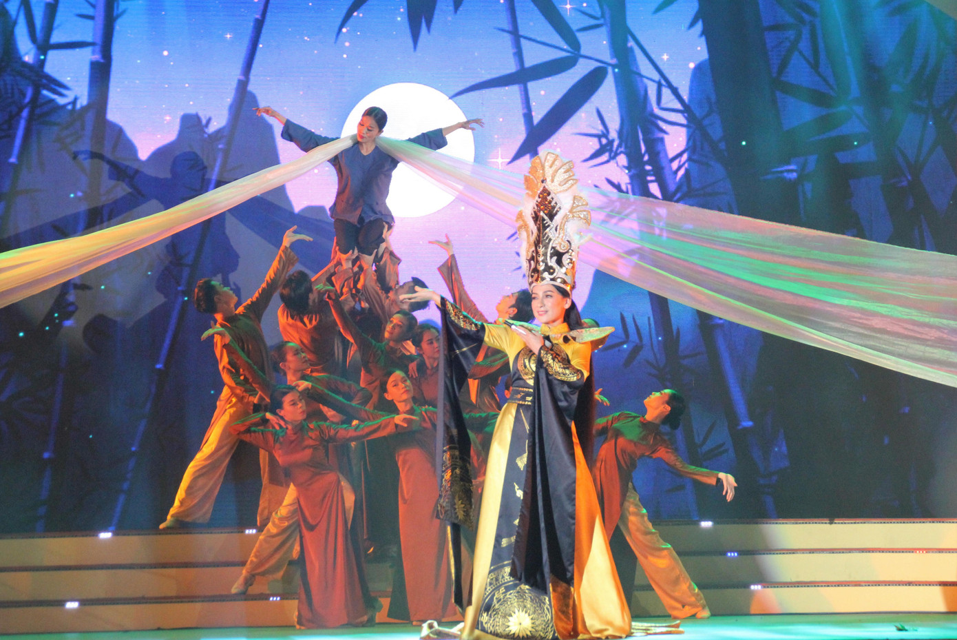 Nữ ca sỹ đón nhận sự cổ vũ nhiệt tình của khán giá sau mỗi tiết mục của mình