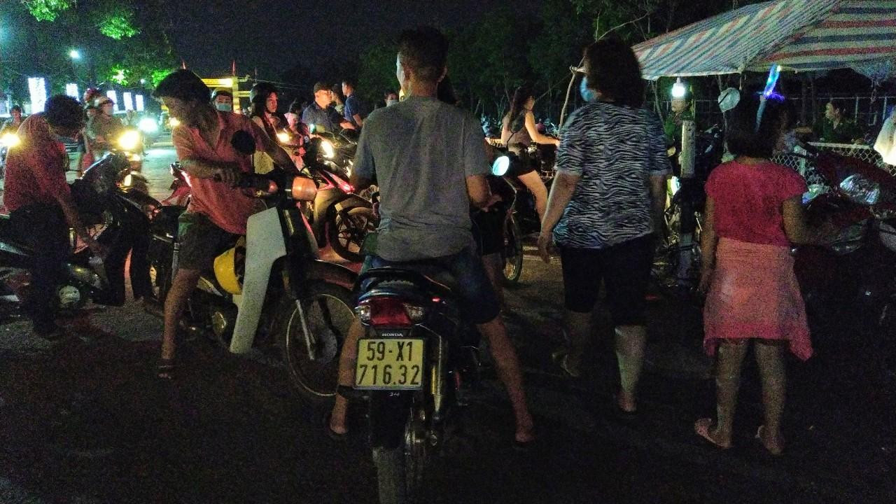 Vào lúc cao điểm, hai bãi xe liền kề phải từ chối nhận xe của khách vì bãi đã hết chỗ