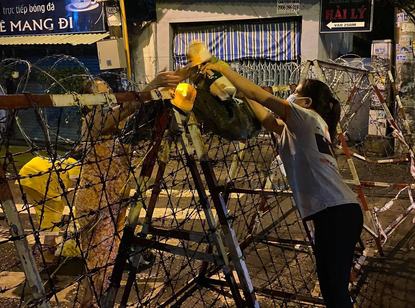 Hồng Vân gửi tặng món quà nhu yếu phẩm cho bà con trong khu phong tỏa ở phường Bình Chiểu, thành phố Thủ Đức. Hồng Vân gửi tặng món quà nhu yếu phẩm cho bà con trong khu phong tỏa ở phường Bình Chiểu, thành phố Thủ Đức.