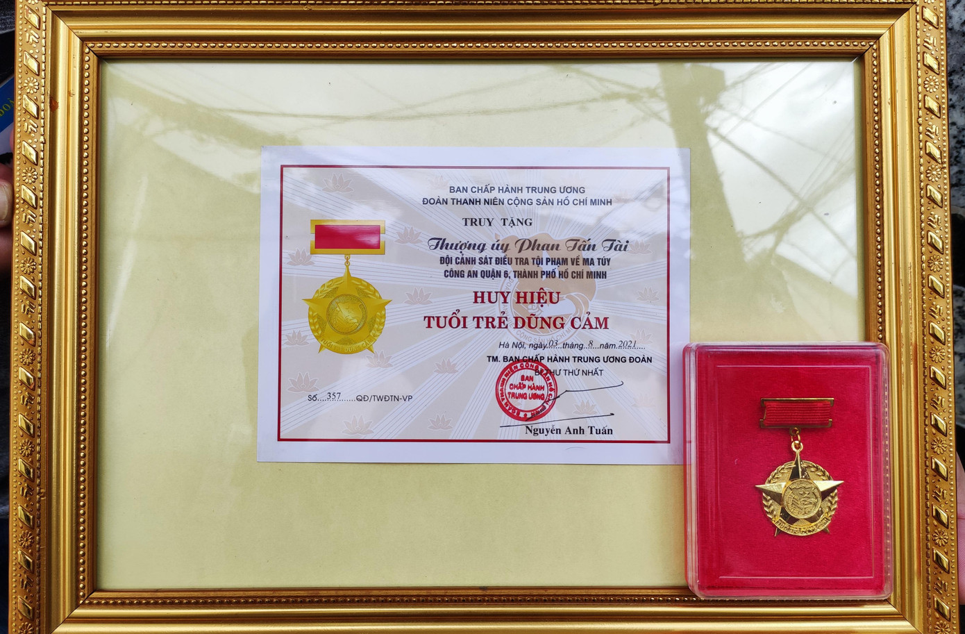 Ban Chấp hành T.Ư Đoàn truy tặng Huy hiệu "Tuổi trẻ dũng cảm" cho anh Phan Tấn Tài. Ban Chấp hành T.Ư Đoàn truy tặng Huy hiệu "Tuổi trẻ dũng cảm" cho anh Phan Tấn Tài.