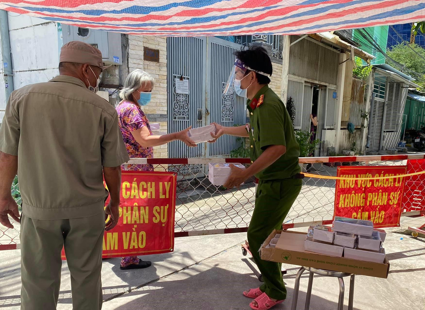 Chia sẻ rau luộc, trái cây với bà con khu cách ly. (Ảnh: NVCC) Chia sẻ rau luộc, trái cây với bà con khu cách ly. (Ảnh: NVCC)