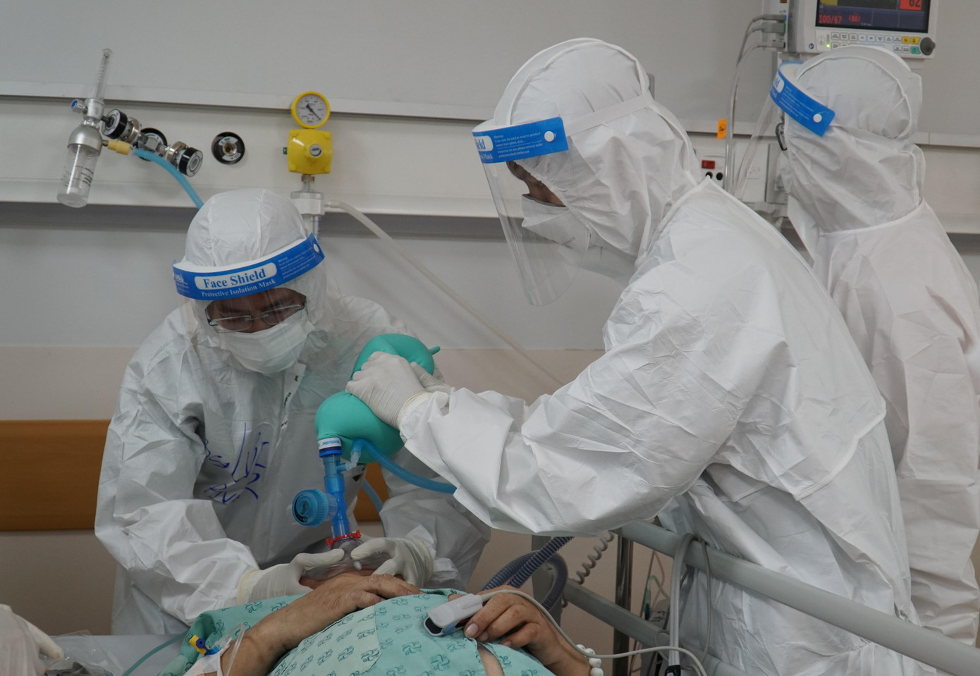 Các bệnh viện dã chiến đã triển khai quy trình tái cấu trúc để đáp ứng nhu cầu điều trị, chăm sóc bệnh nhân trong tình hình mới. Các bệnh viện dã chiến đã triển khai quy trình tái cấu trúc để đáp ứng nhu cầu điều trị, chăm sóc bệnh nhân trong tình hình mới.