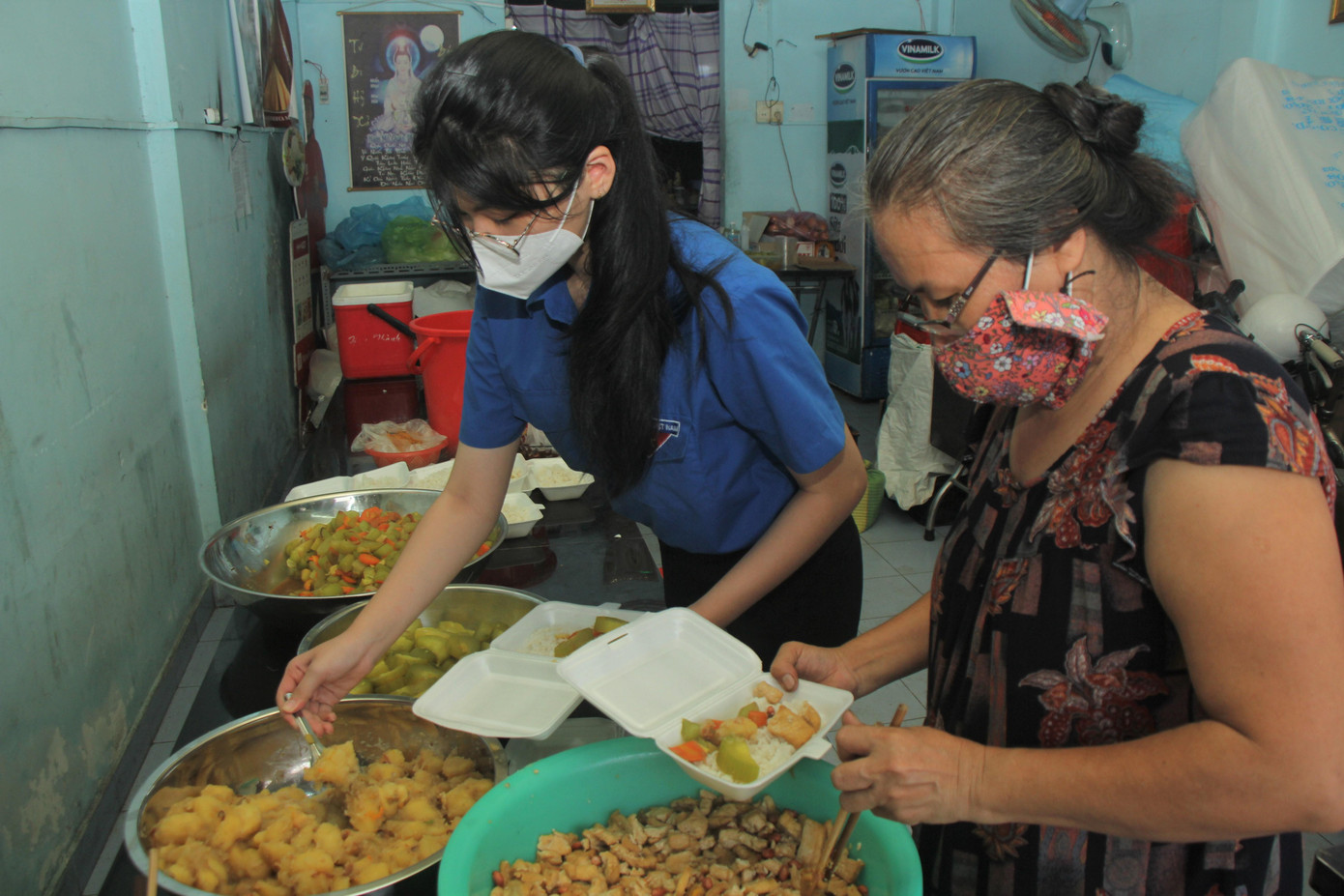 Thùy My (áo xanh) phụ ông bà. - Ảnh: Ngô Tùng Thùy My (áo xanh) phụ ông bà. - Ảnh: Ngô Tùng