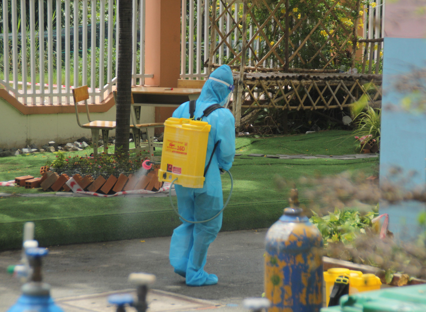 Trong khi đó, Thân Văn Quang (quê Hà Tĩnh) cũng tham gia khắp các mặt trận chống dịch trên địa bàn thành phố. Hồi đầu năm, Quang vừa nhận quyết định vào làm việc ở một công ty thì liền đó dịch bệnh ập đến, cậu đành ngậm ngùi nghỉ ở nhà như bao người. Nhưng rồi máu tình nguyện chảy suốt 4 năm đại học thôi thúc Quang khoác áo tình nguyện hỗ trợ TPHCM đẩy lùi dịch bệnh. “Lúc đầu bệnh nhân vào đây cũng lo sợ lắm nhưng khi chúng mình tiếp xúc, trò chuyện và tâm sự thì họ cũng cảm thấy an tâm, thoải mái phần nào. Khi ra về họ cám ơn, điều đó làm mình cảm thấy rất hạnh phúc&quot;, Quang chia sẻ. Trong ảnh: Quang phun khử khuẩn tại những vị trí bệnh nhân vừa đi qua.