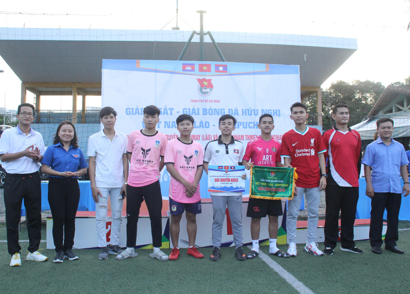 Các đội bóng nhận giải chung cuộc sau những giờ tranh tài sôi nổi