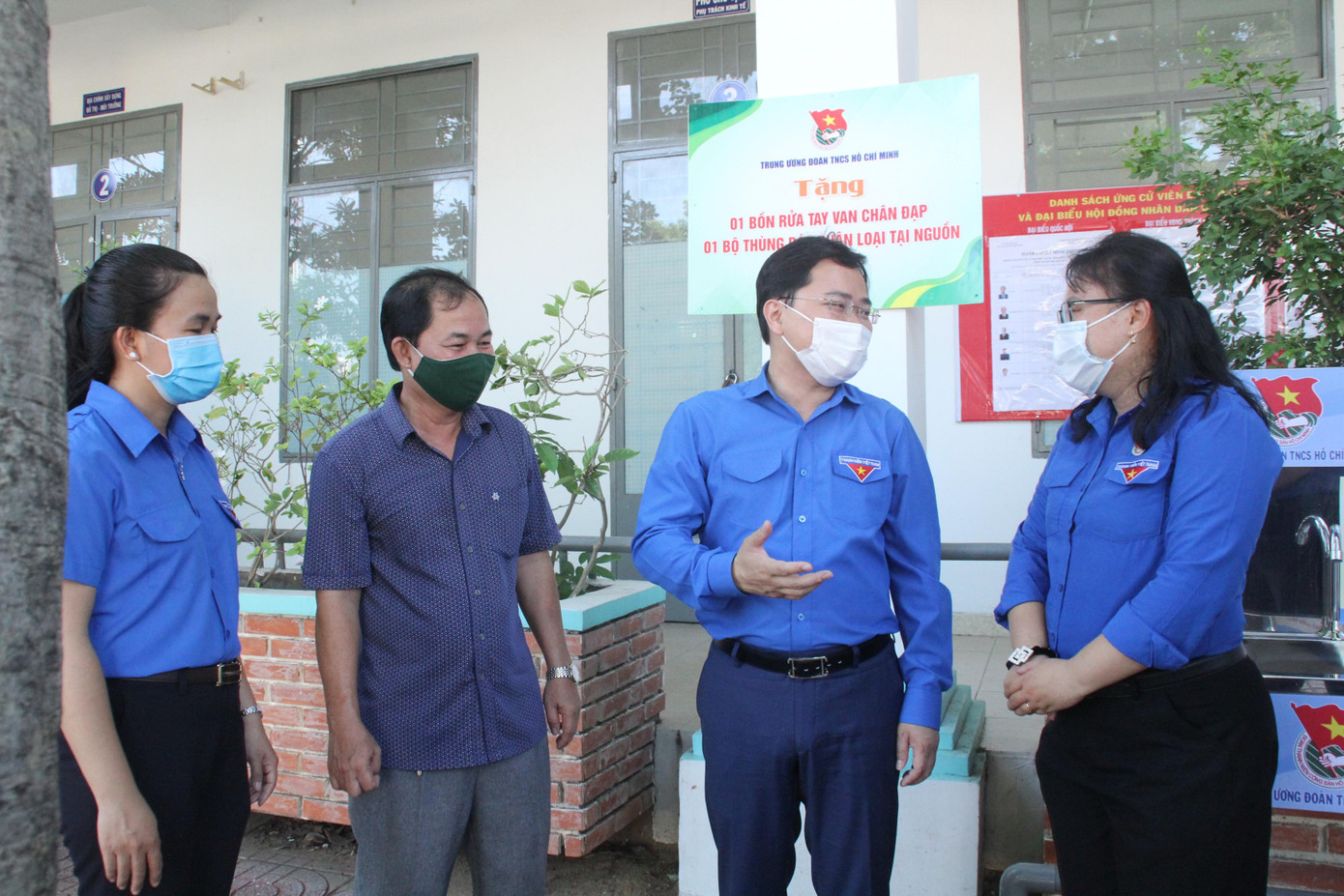 Dịp này, tổ chức Đoàn cũng đưa vào vận hành các thiết bị phân loại rác tại nguồn, bồn rửa tay bằng chân đạp tại cơ quan công quyền