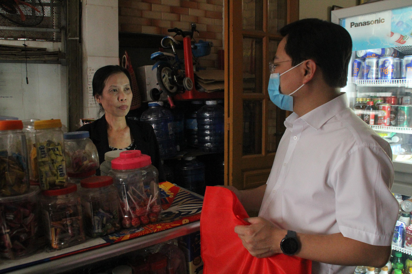 Bí thư thứ nhất T.Ư Đoàn Nguyễn Anh Tuấn tìm hiểu việc sử dụng vốn vay tín dụng tại hộ gia đình bà Trần Thị Tươi Bí thư thứ nhất T.Ư Đoàn Nguyễn Anh Tuấn tìm hiểu việc sử dụng vốn vay tín dụng tại hộ gia đình bà Trần Thị Tươi