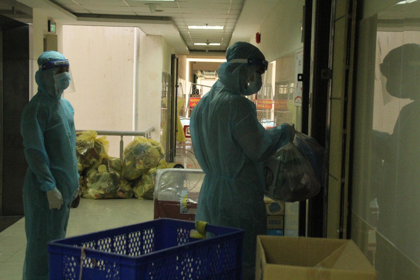 Vận chuyển nhu yếu phẩm đến từng người bệnh. Vận chuyển nhu yếu phẩm đến từng người bệnh.