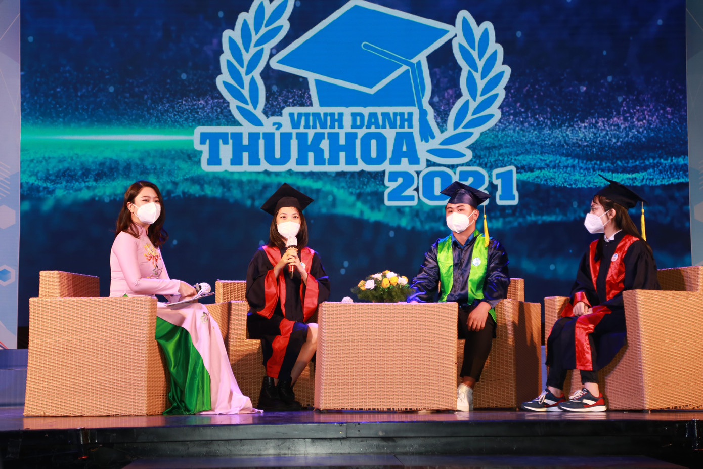 Các gương thủ khoa tiêu biểu chia sẻ câu chuyện phấn đấu trong học tập, trau dồi kỹ năng của mình trong thời gian qua - Ảnh: Ngô Tùng