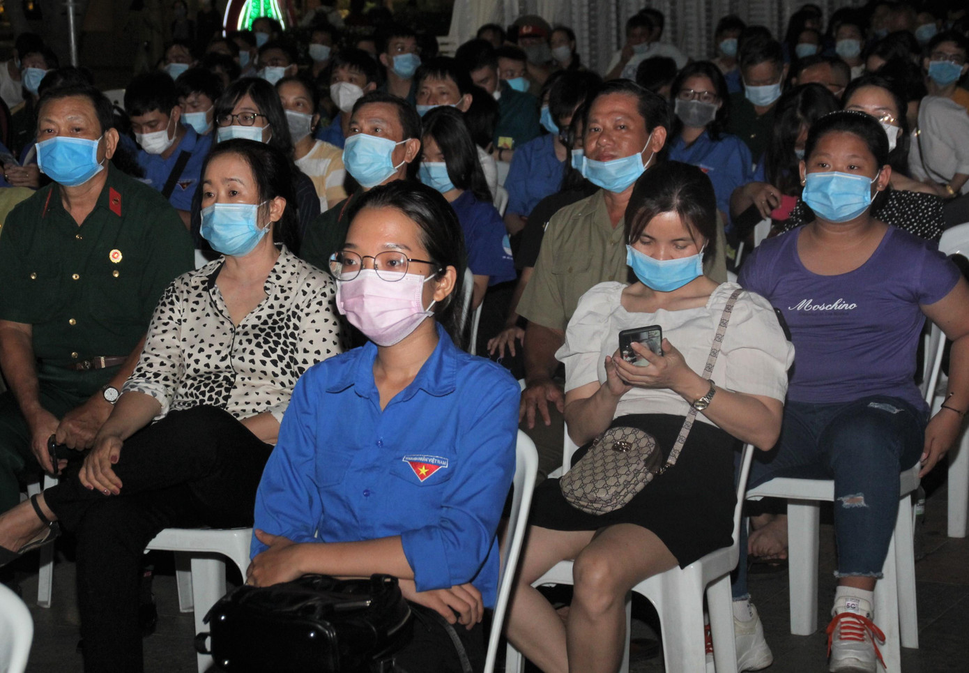 Chương trình thu hút đông khán giả đến theo dõi, cổ vũ. Người dân ý thức đeo khẩu trang kín kẽ suốt chương trình để giữ gìn sức khỏe cho bản thân và cộng đồng.