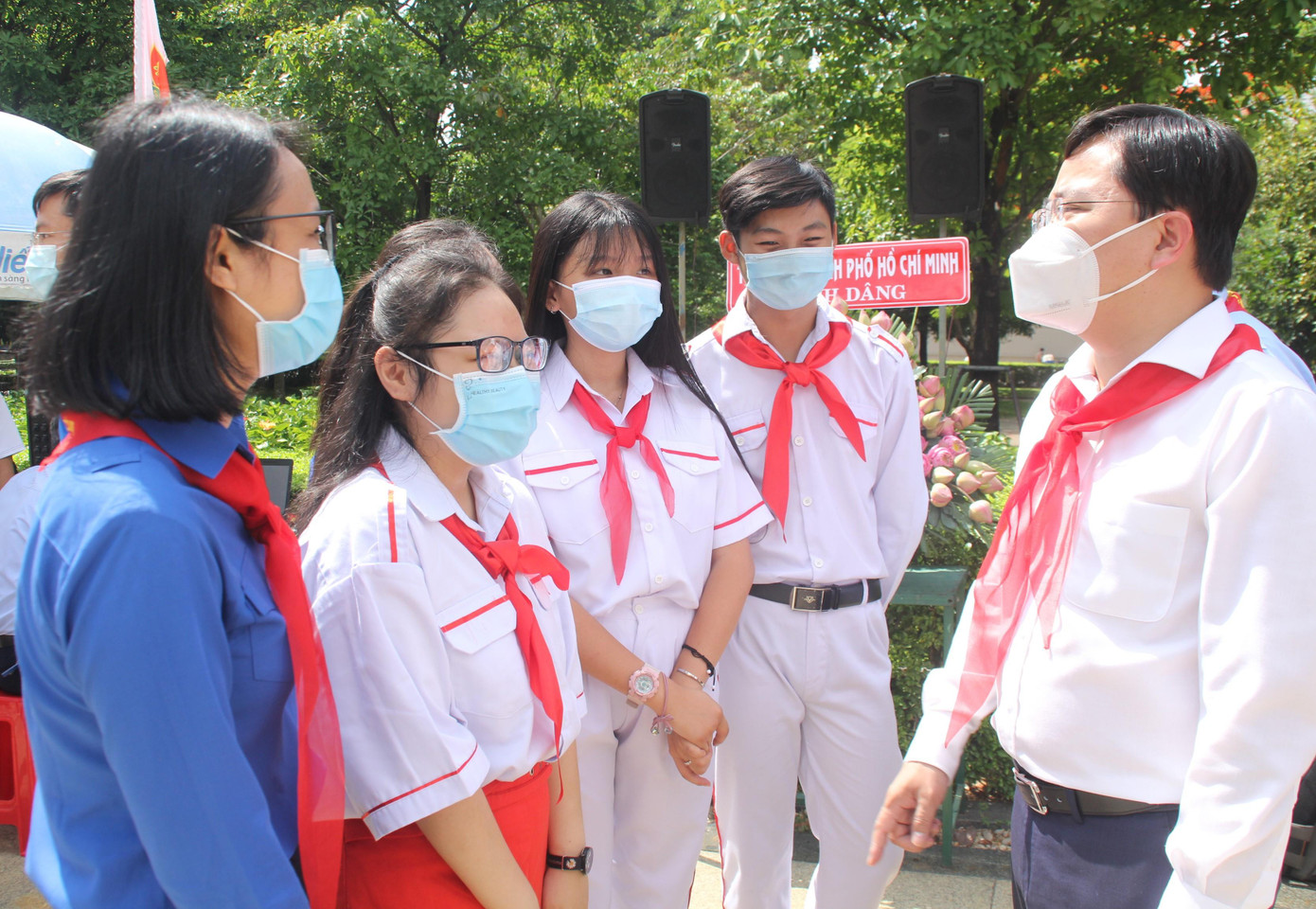 Anh Nguyễn Anh Tuấn, Bí thư thứ nhất T.Ư Đoàn trò chuyện với các bạn nhỏ tại khuôn viên Tượng đài Chủ tịch Hồ Chí Minh Anh Nguyễn Anh Tuấn, Bí thư thứ nhất T.Ư Đoàn trò chuyện với các bạn nhỏ tại khuôn viên Tượng đài Chủ tịch Hồ Chí Minh