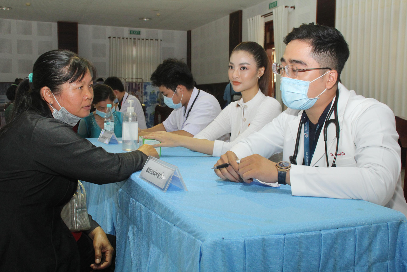 Hoa hậu Đỗ Thị Hà, Trần Tiểu Vy về Long An tặng học bổng, hỗ trợ khám bệnh cho người dân ảnh 3