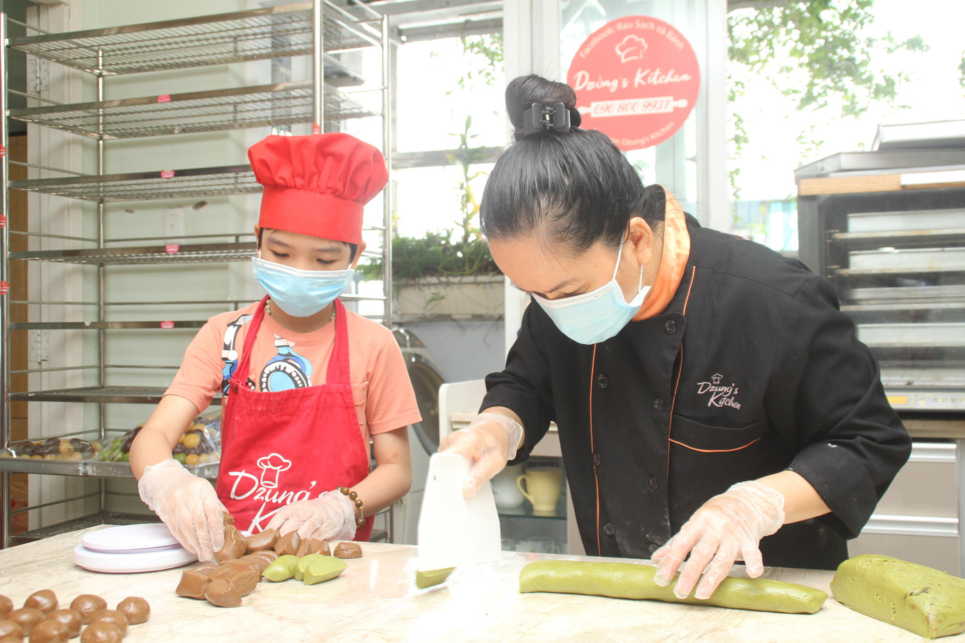 Cậu bé Trung Nguyên thể hiện khả năng sáng tạo, thạo việc trong khi làm bánh.