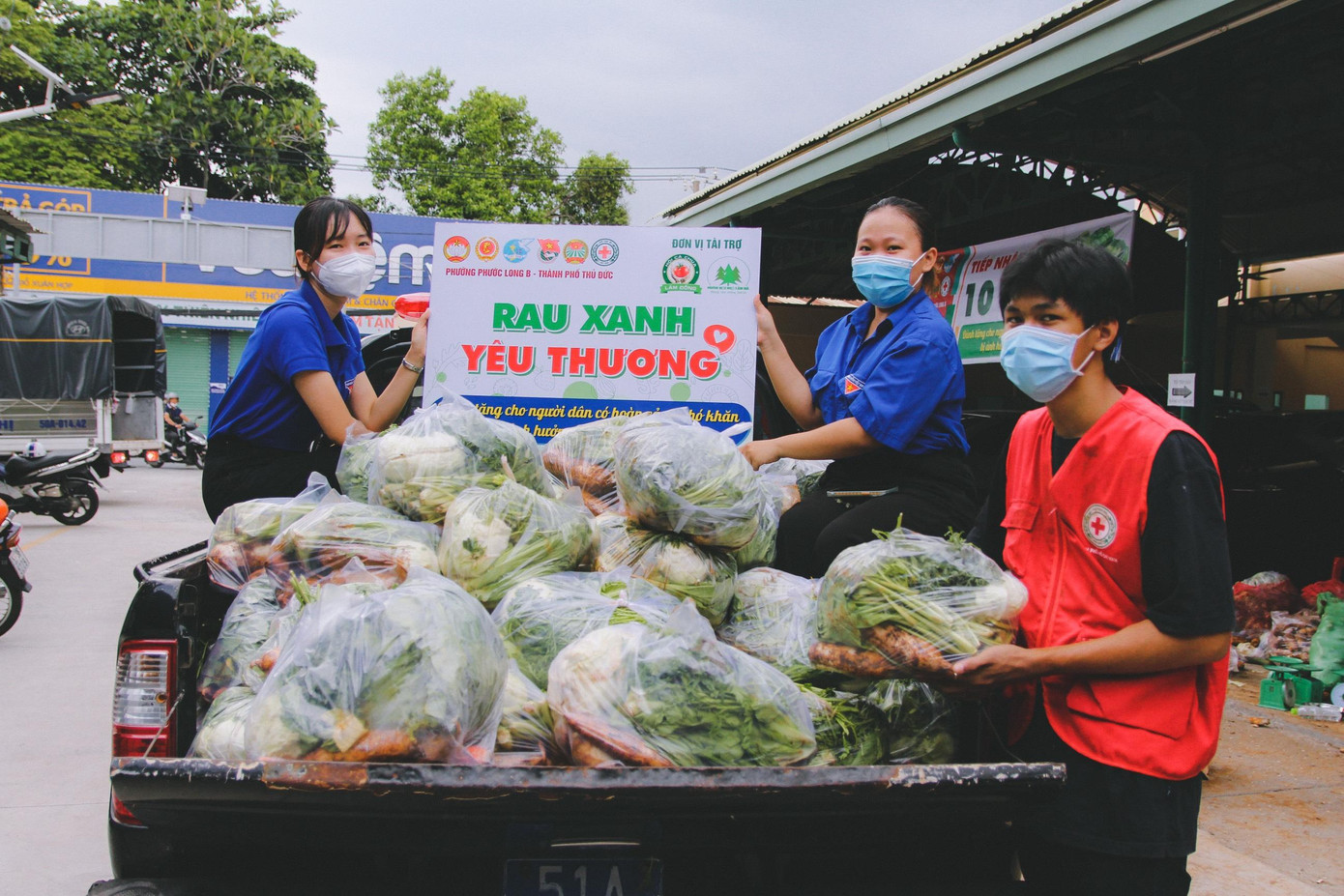 Những chuyến xe tải đầy yêu thương của bà con Lâm Đồng len lỏi các khu phố, con hẻm để chia sẻ với những người khó khăn trong mùa dịch. Những chuyến xe tải đầy yêu thương của bà con Lâm Đồng len lỏi các khu phố, con hẻm để chia sẻ với những người khó khăn trong mùa dịch.