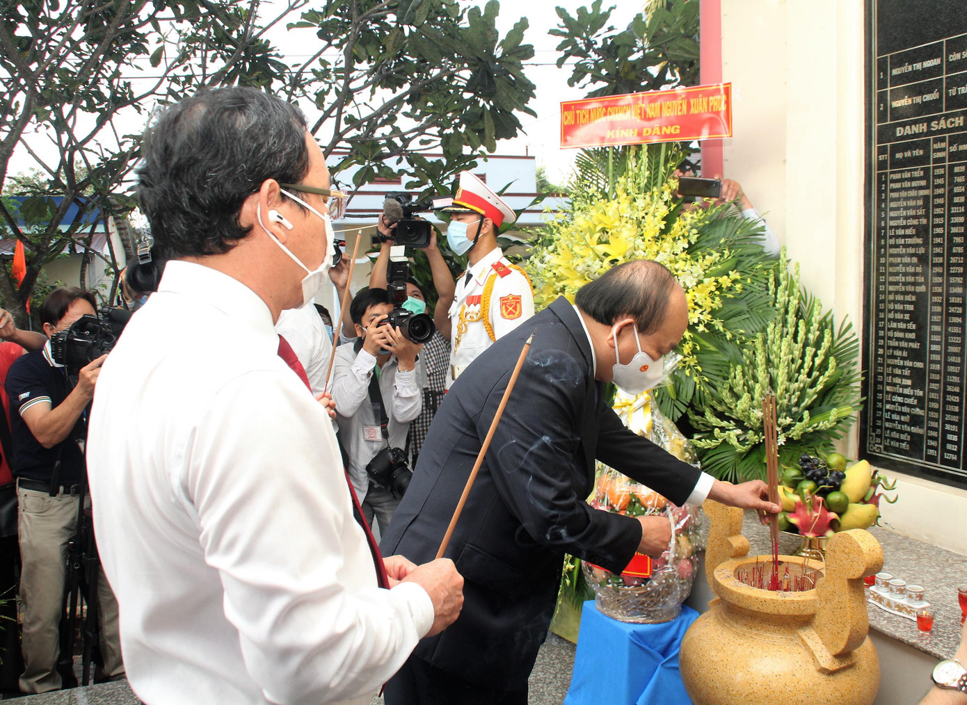 Chủ tịch nước Nguyễn Xuân Phúc và Bí thư Thành ủy TPHCM Nguyễn Văn Nên dâng hương tại Đền tưởng niệm liệt sỹ Khu phố 7