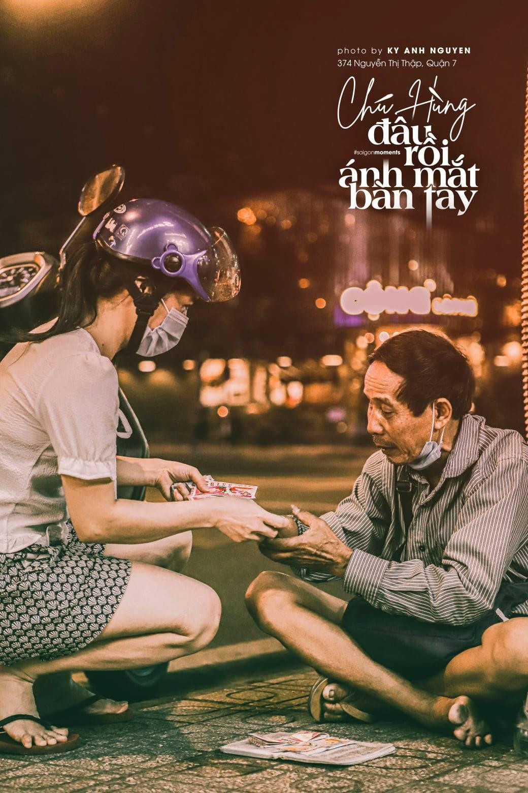 Người dân ủng hộ cụ ông 70 tuổi (Ảnh: Kỳ Anh)