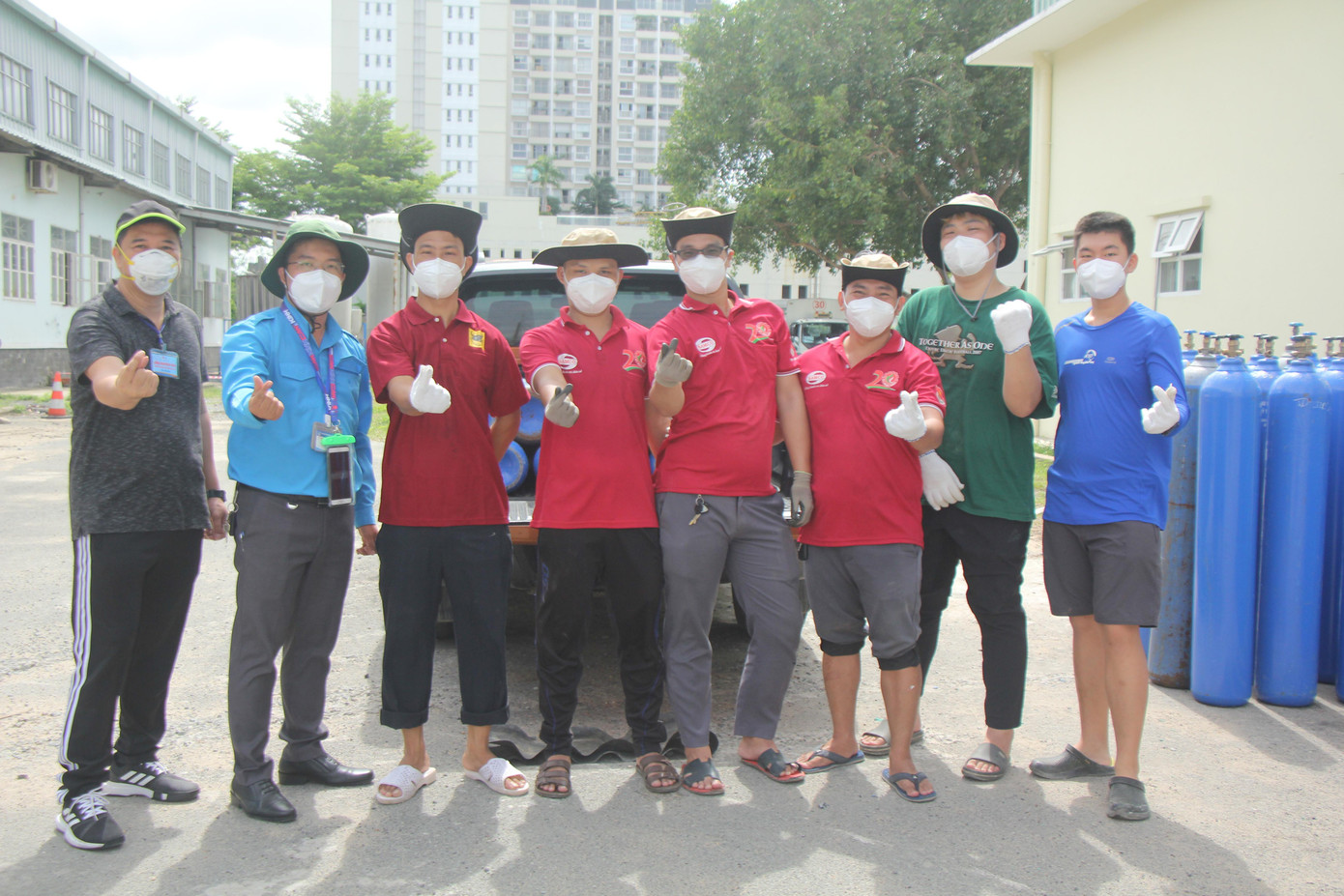 Đội hình các chàng trai không ngại vất vả để bốc dỡ hàng trăm bình oxy cỡ lớn phục vụ cứu chữa F0. Đội hình các chàng trai không ngại vất vả để bốc dỡ hàng trăm bình oxy cỡ lớn phục vụ cứu chữa F0.