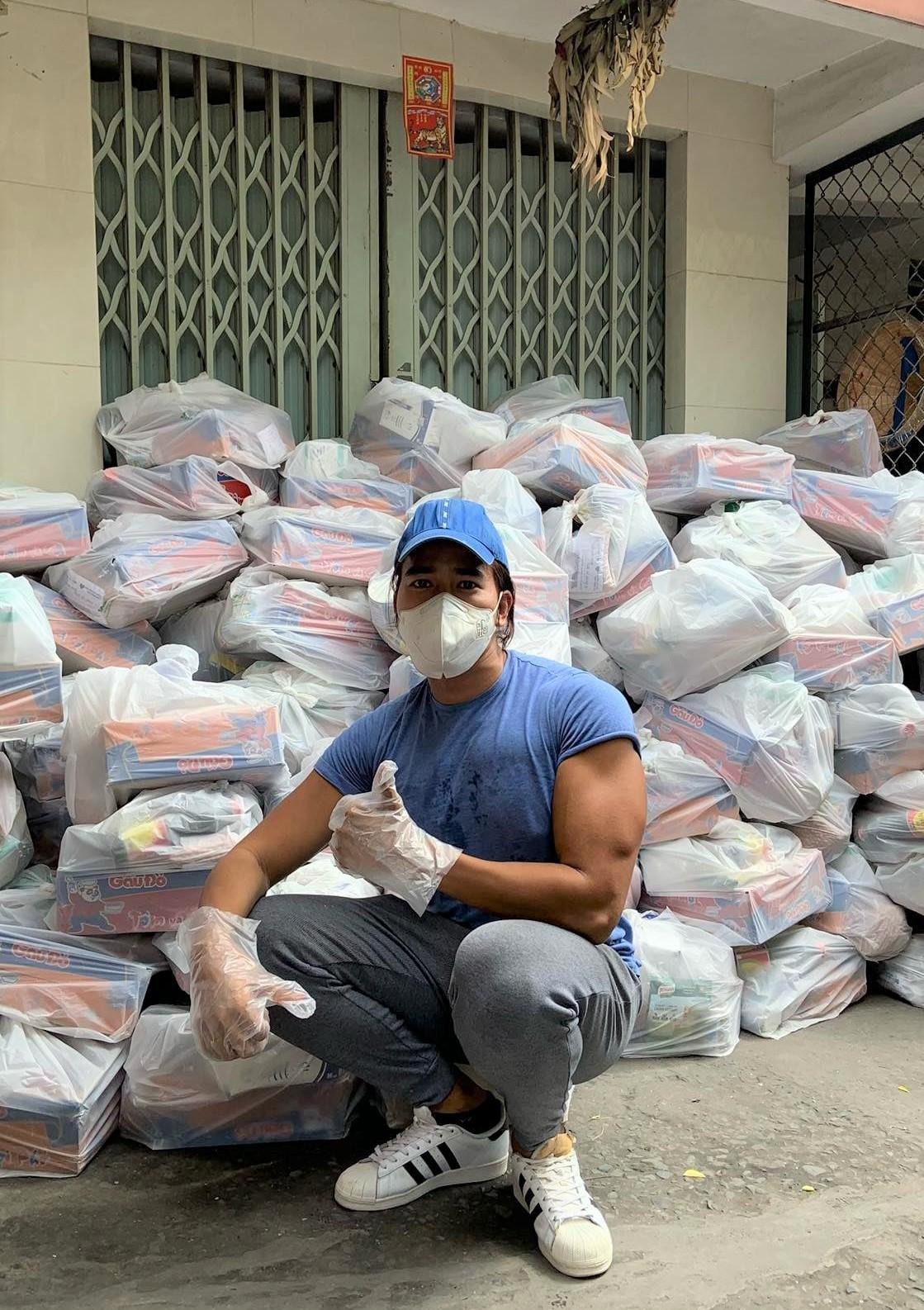 Bên cạnh chuẩn bị những phần cơm đong đầy tình thương, Lâm Quách còn vận động và trao tặng hàng trăm phần quà nhu yếu phẩm để san sẻ khó khăn với bà con ở các khu cách ly, phong tỏa Bên cạnh chuẩn bị những phần cơm đong đầy tình thương, Lâm Quách còn vận động và trao tặng hàng trăm phần quà nhu yếu phẩm để san sẻ khó khăn với bà con ở các khu cách ly, phong tỏa