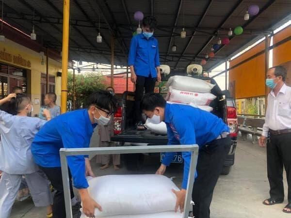 Đoàn viên thanh niên phường Tân Tạo A, quận Bình Tân đưa thực phẩm vào các điểm phong tỏa, hỗ trợ mua nhu yếu phẩm cho bà con trên địa bàn