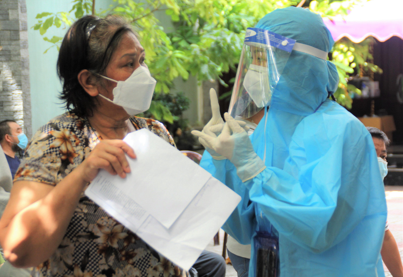 Hơn hai tháng tham gia hỗ trợ chống dịch qua nhiều công việc, MC, người mẫu Lý Ngô cho rằng phần công việc mình làm chẳng đáng là bao so với các anh chị y bác sỹ tuyến đầu phòng chống dịch. "Khi đi làm mình mới thấy, tinh thần họ lúc nào cũng lạc quan, niềm nở. Họ lặp lại các thông tin liên lục trong nhiều giờ, nhiều ngày liền nhưng vẫn luôn giữ nụ cười và thái độ ân cần", Lý Ngô cảm phục tinh thần làm việc của các thầy thuốc. Vẫn tiếp tục chia sẻ sức trẻ những ngày này, Lý Ngô cho biết điều cô mong muốn lúc này là mọi người dành cho nhau tinh thần lạc quan và tích cực, luôn mạnh mẽ chấp nhận mọi kết quả và xem nó là điều tốt nhất ở hiện tại, để cùng nhau vượt qua nghịch cảnh.