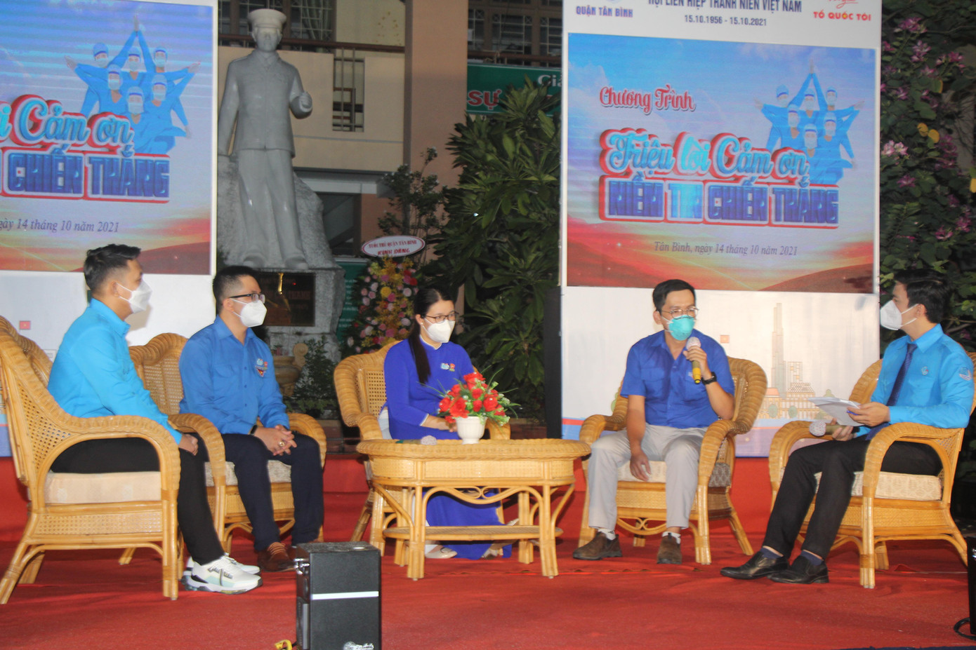 Tại chương trình, các cán bộ Đoàn, đoàn viên thanh niên tiêu biểu chia sẻ câu chuyện về quá trình tham gia hỗ trợ địa phương chống dịch trong thời gian vừa qua. Dịp này, Thành Đoàn - Hội LHTN Việt Nam TPHCM và Quận Đoàn - Hội LHTN Việt Nam quận Tân Bình cũng tuyên dương, khen thưởng các bạn ĐVTN, hội viên đã có đóng góp tích cực trong công tác phòng chống dịch trên địa bàn - Ảnh: Ngô Tùng