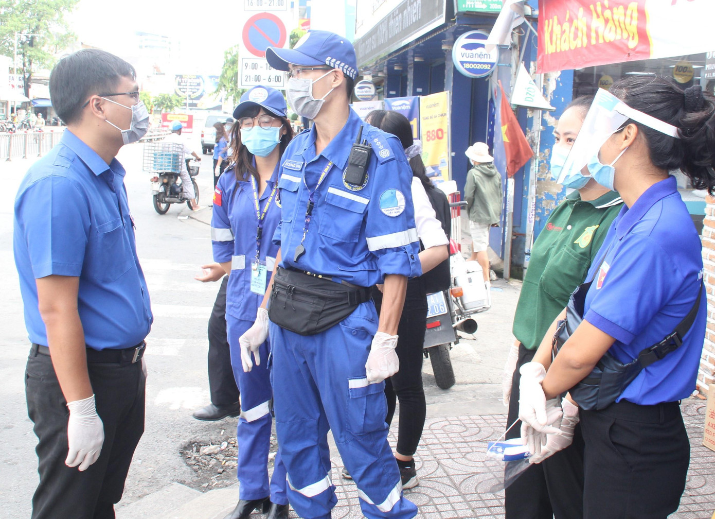 Đoàn công tác do anh Trương Minh Tước Nguyên (bìa trái), Phó Bí thư Thành Đoàn TPHCM đến thăm và động viên lực lượng tình nguyện viên SOS Hướng Nam đang làm việc tại chốt kiểm soát dịch bệnh ở giao lộ Phạm Văn Đồng - Phan Văn Trị (quận Gò Vấp)