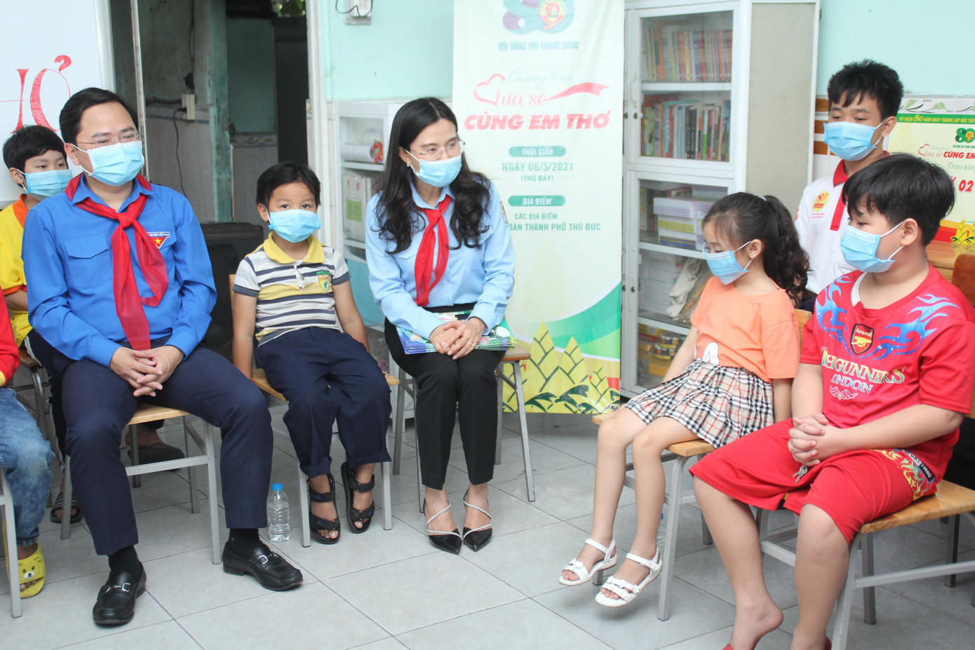 Đoàn công tác Trung ương Đoàn, Hội đồng Đội Trung ương đến thăm, tặng quà các em tại Lớp học tình thương &quot;Chắp cánh ước mơ&quot; ở KP2 thuộc phường Hiệp Bình Phước, TP. Thủ Đức. Các em thiếu nhi ở lớp học tình thương này là những em nhỏ không có đầy đủ giấy tờ để có thể đi học tại các trường công lập. Do đó, các bạn đoàn viên, sinh viên tình nguyện trên địa bàn đã nhiệt tình hỗ trợ, giúp đỡ các em học tập, sinh hoạt.