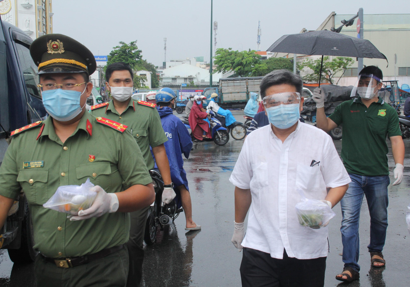 Cán bộ chiến sỹ Hành quân xanh chuyển các phần cơm nghĩa tình đến Gò Vấp Cán bộ chiến sỹ Hành quân xanh chuyển các phần cơm nghĩa tình đến Gò Vấp