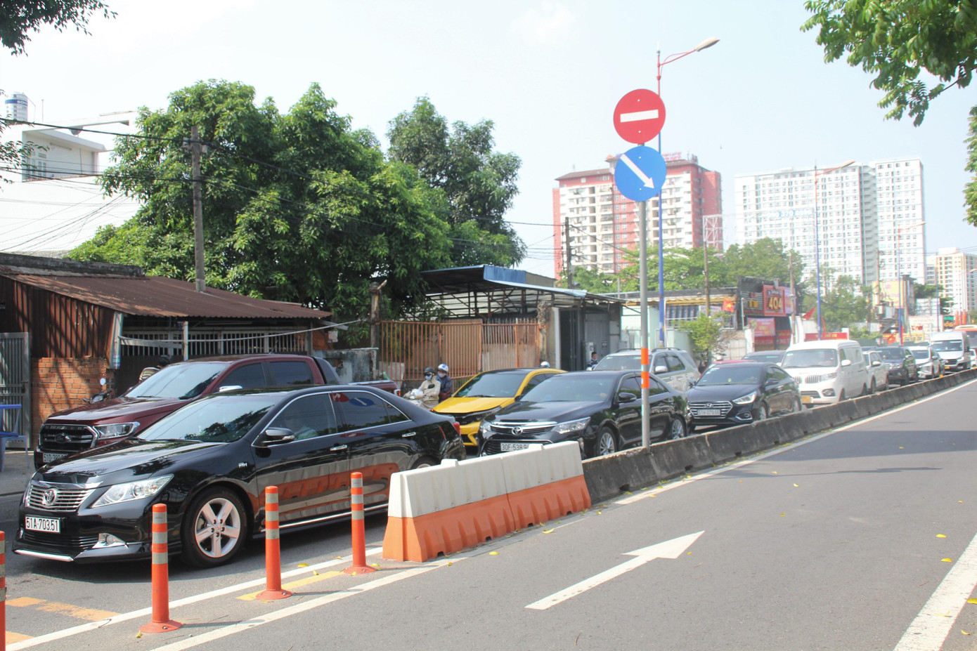 Cửa ngõ kẹt cứng, trung tâm TPHCM thưa vắng người ngày 30/4 ảnh 6