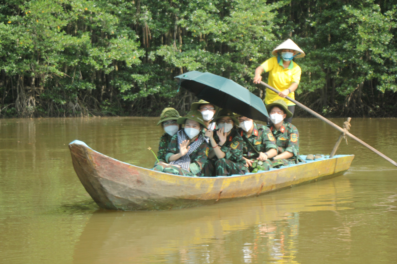 Xuyên suốt hành trình, khách tham quan liên tục di chuyển bằng thuyền và ca-nô len lỏi qua các con rạch, sông gắn liền với những khu di tích, bảo tồn như Khu du lịch sinh thái Vàm Sát, Dần Xây... Xuyên suốt hành trình, khách tham quan liên tục di chuyển bằng thuyền và ca-nô len lỏi qua các con rạch, sông gắn liền với những khu di tích, bảo tồn như Khu du lịch sinh thái Vàm Sát, Dần Xây...