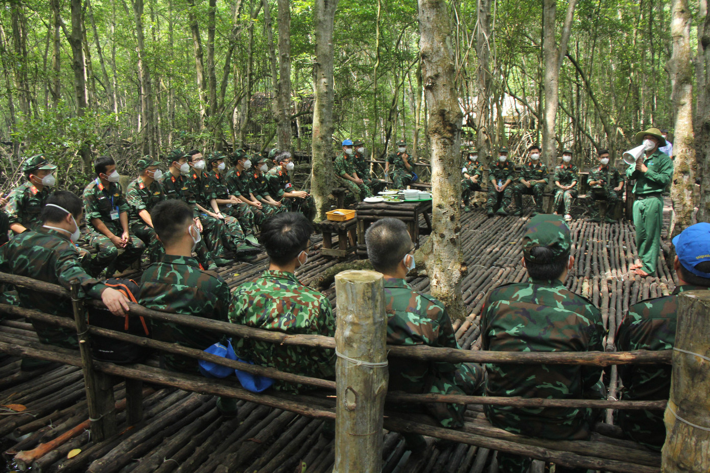 Đoàn nghe nhân viên khu di tích ôn lại truyền thống hào hùng, bi tráng của các bậc tiền nhân có công tạo dựng nền độc lập cho Tổ quốc. Đoàn nghe nhân viên khu di tích ôn lại truyền thống hào hùng, bi tráng của các bậc tiền nhân có công tạo dựng nền độc lập cho Tổ quốc.