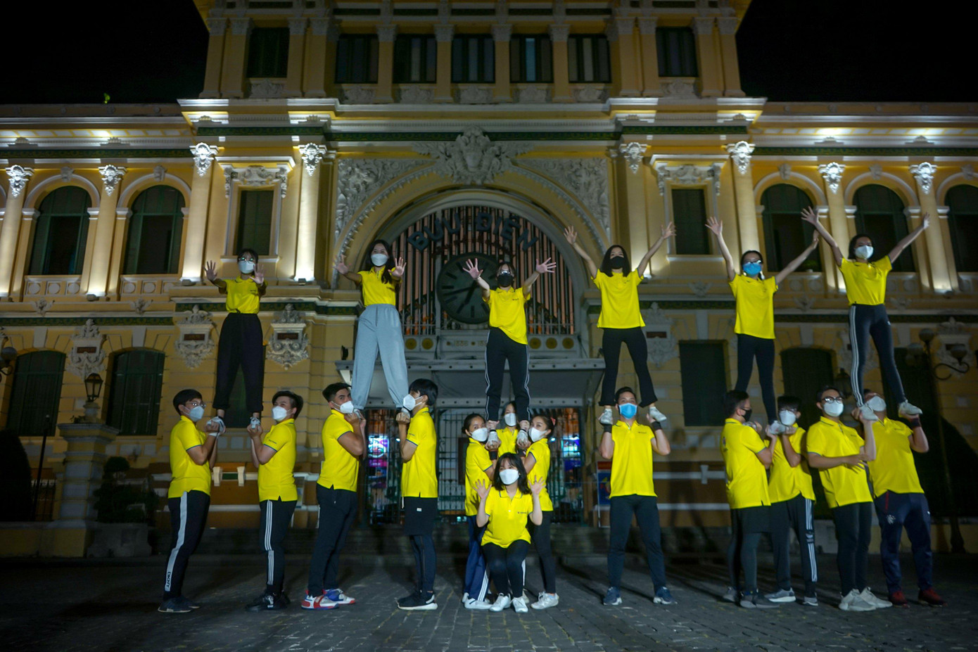 Tại Bưu điện Thành phố, một nhóm bạn trẻ tập luyện cho phần biểu diễn chào năm mới.