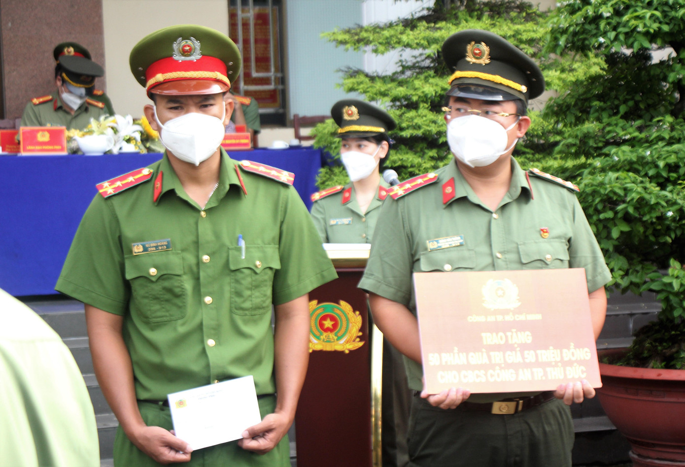 Dịp này, Công an TPHCM cũng trao tặng 50 phần quà (1 triệu đồng/ phần) cho các cán bộ, chiến sỹ công an tham gia và hoàn thành tốt nhiệm vụ phòng chống dịch và đảm bảo ANTT trên địa bàn TP. Thủ Đức.