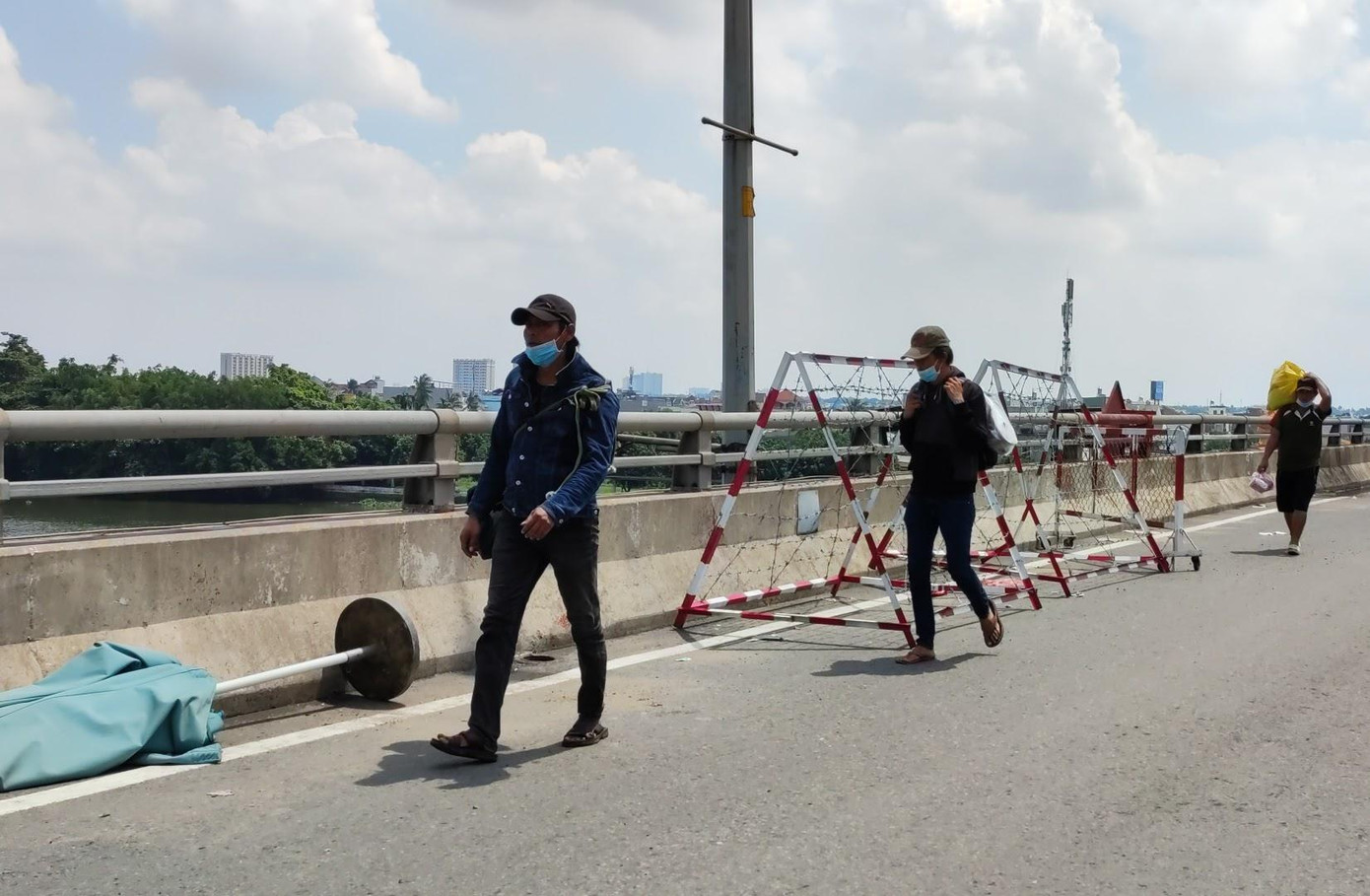 Nhóm ba người anh Minh - Hiền - Tuấn trên hành trình "chân đất" hồi hương từ tỉnh Phú Yên.