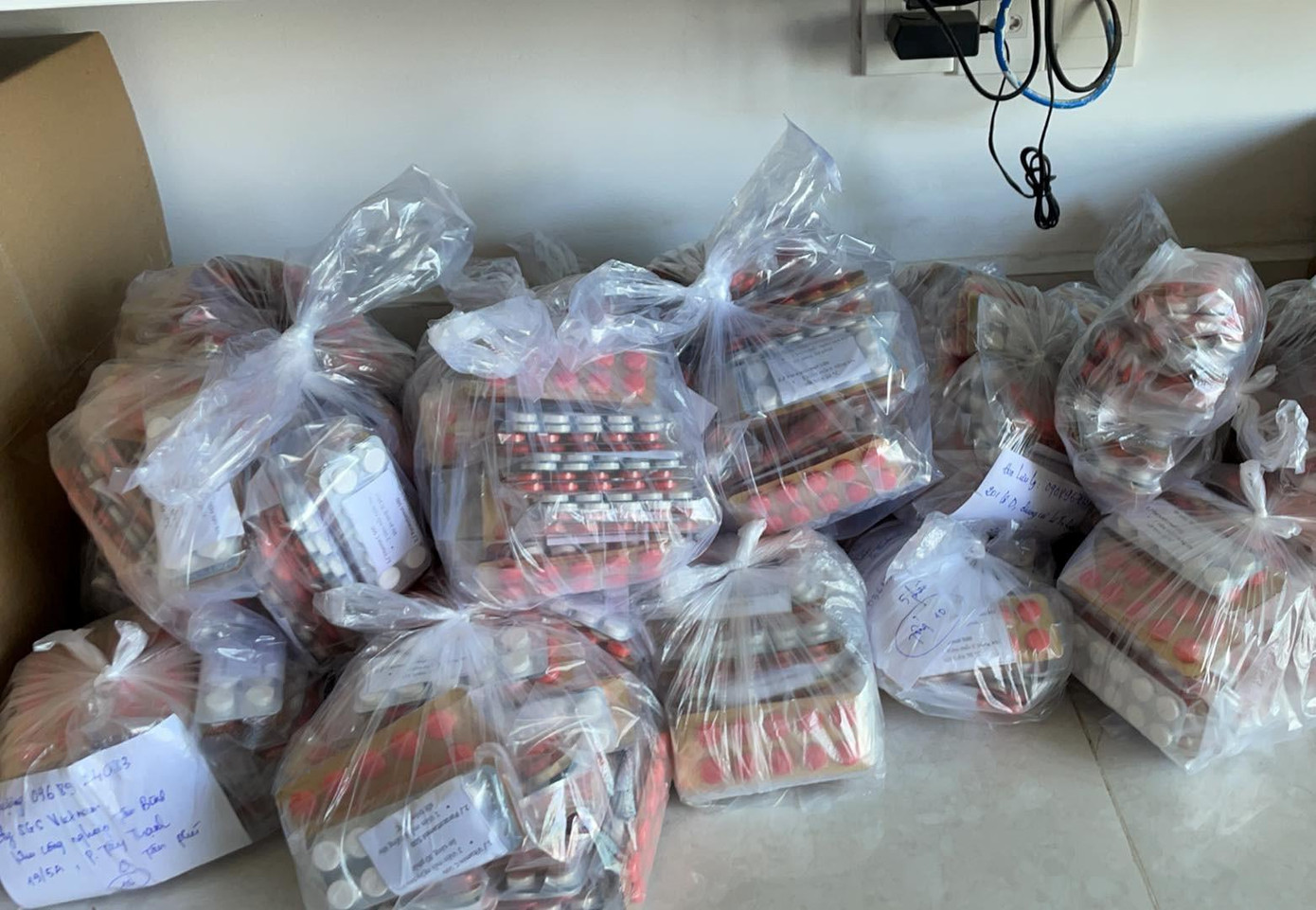 Chia sẻ thuốc men đến những nơi cần. Chia sẻ thuốc men đến những nơi cần.