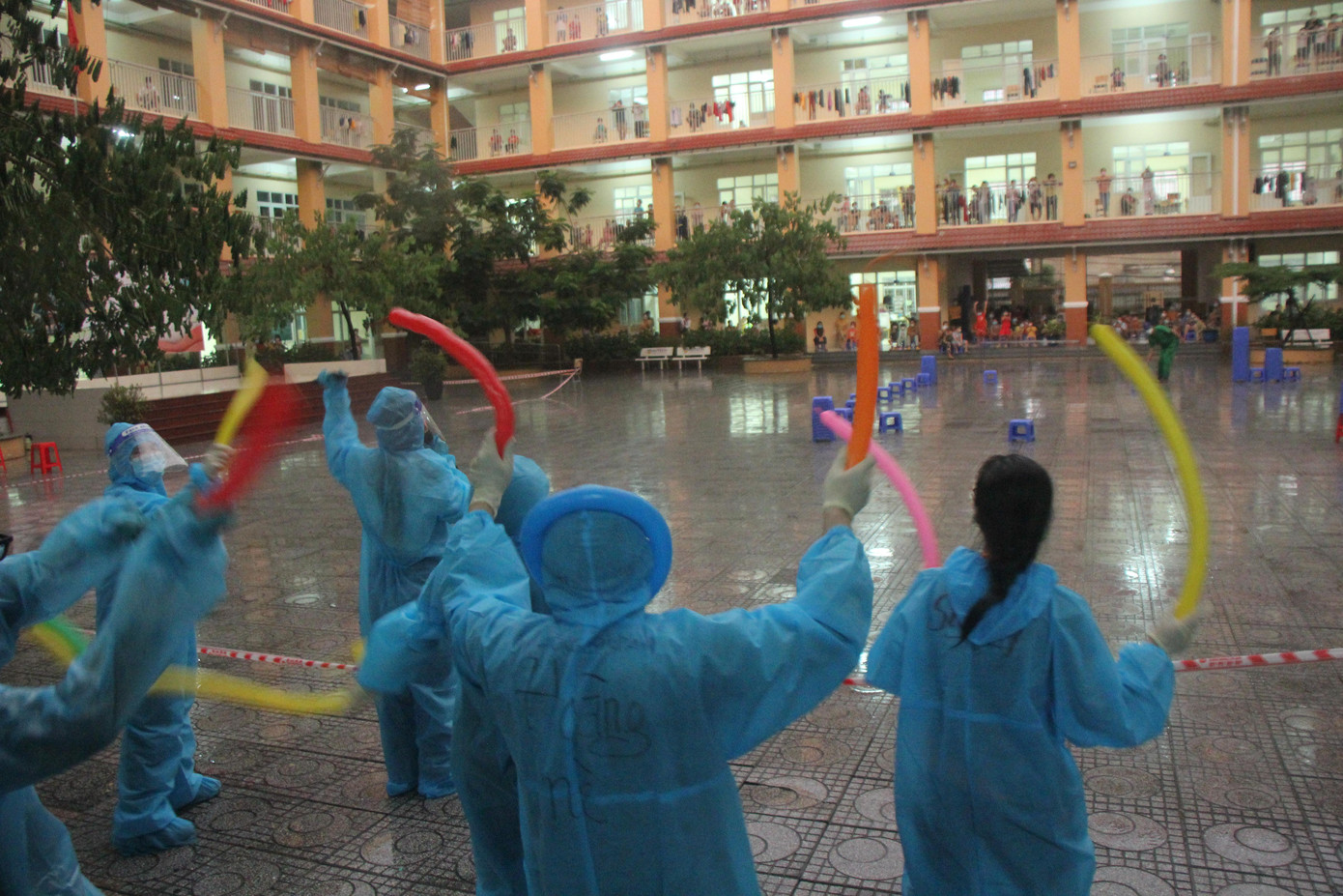 Các bạn trẻ đã cùng hòa ca những bài hát, nhạc phẩm ý nghĩa để gửi tặng đội ngũ y bác sỹ, tình nguyện viên đã hết mình chăm sóc, hỗ trợ những bệnh nhân và đặc biệt là những em nhỏ trong những ngày này.