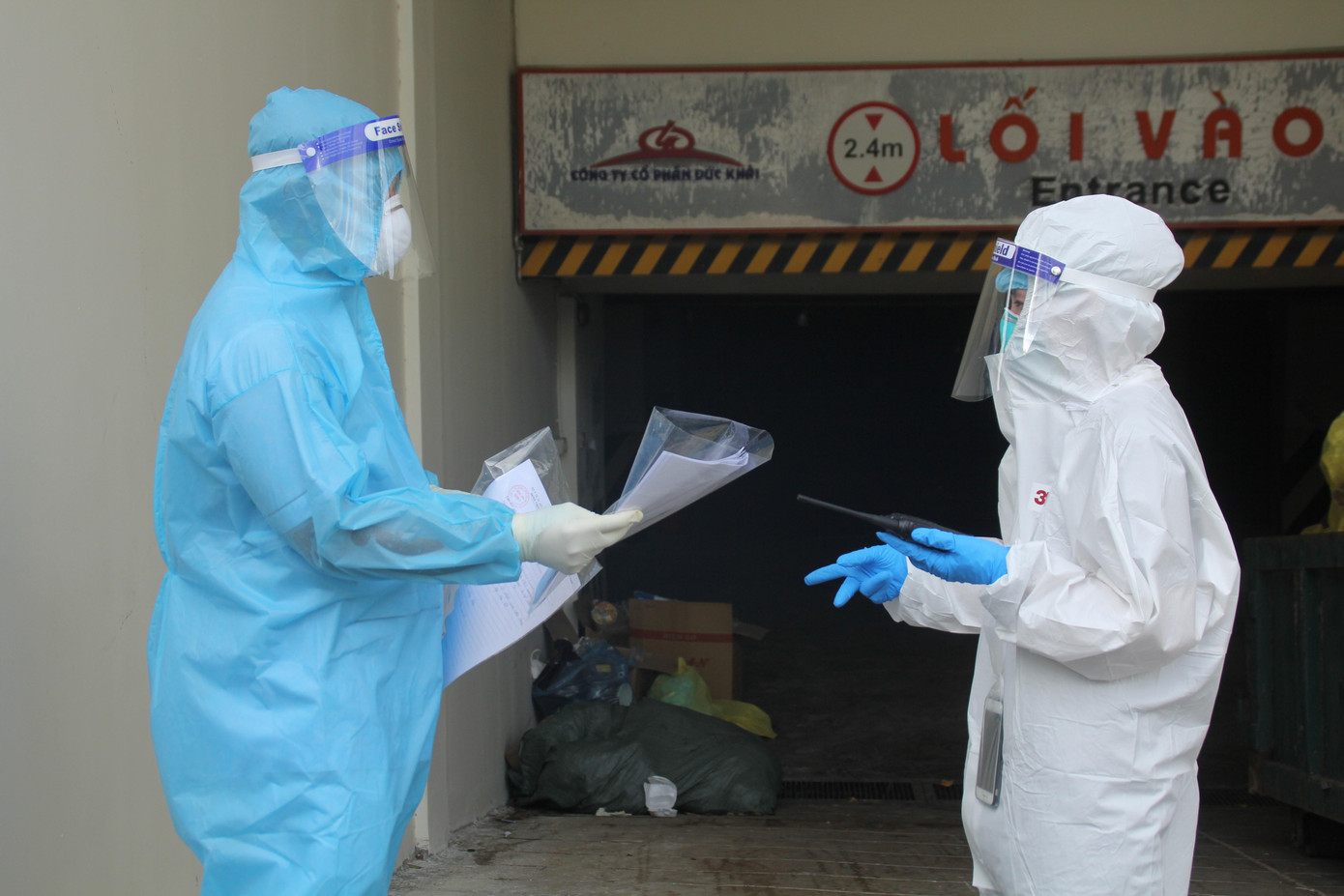 Các nhân viên y tế trao đổi công việc trong lúc chuẩn bị tiếp nhận các ca bệnh. Các nhân viên y tế trao đổi công việc trong lúc chuẩn bị tiếp nhận các ca bệnh.