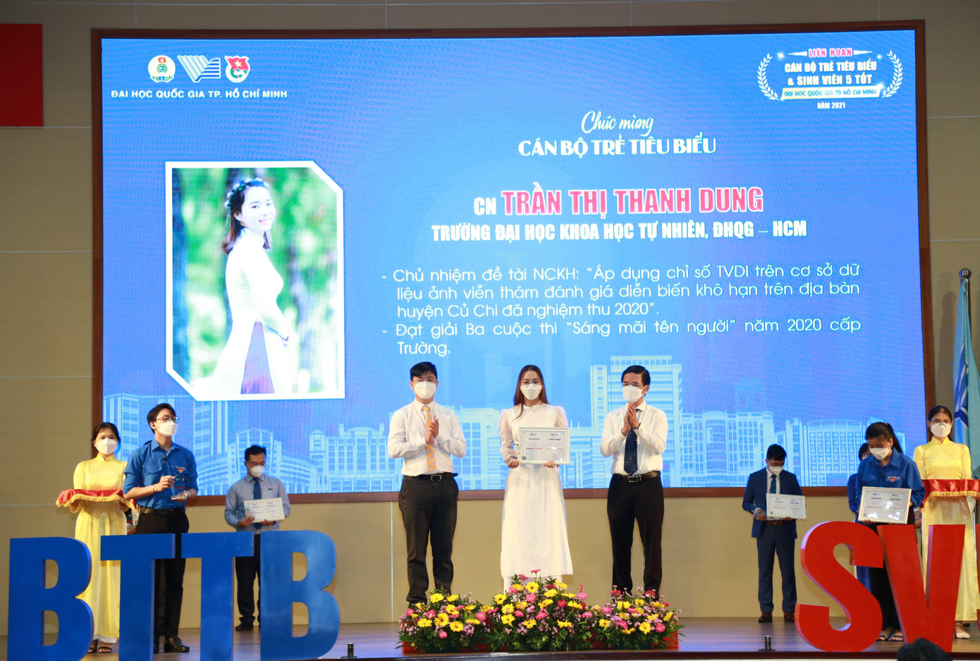 Tuyên dương các cán bộ trẻ tiêu biểu của ĐHQG TPHCM.