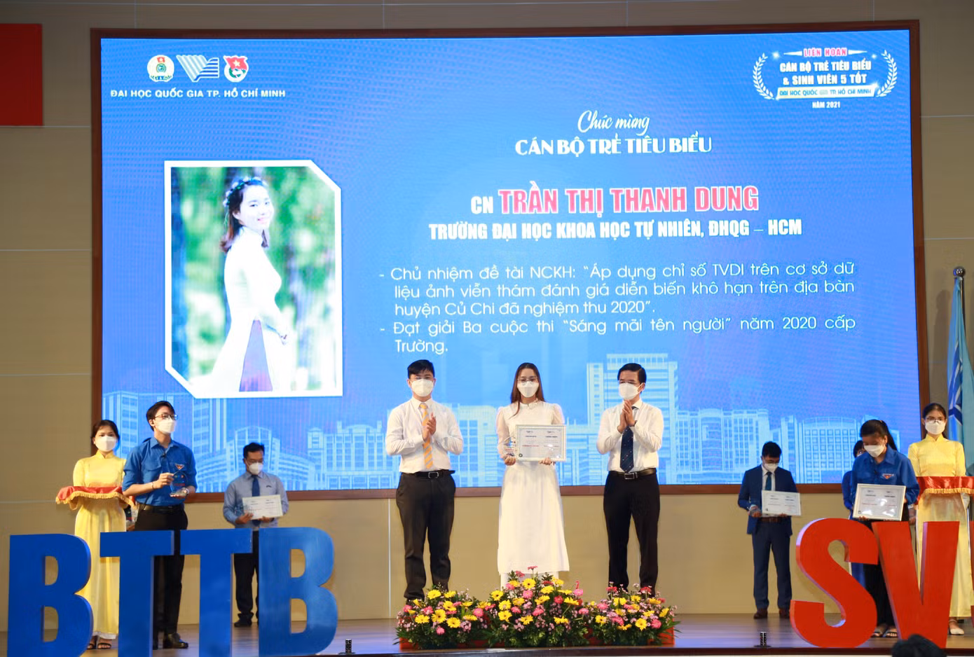 Tuyên dương các cán bộ trẻ tiêu biểu của ĐHQG TPHCM. Tuyên dương các cán bộ trẻ tiêu biểu của ĐHQG TPHCM.
