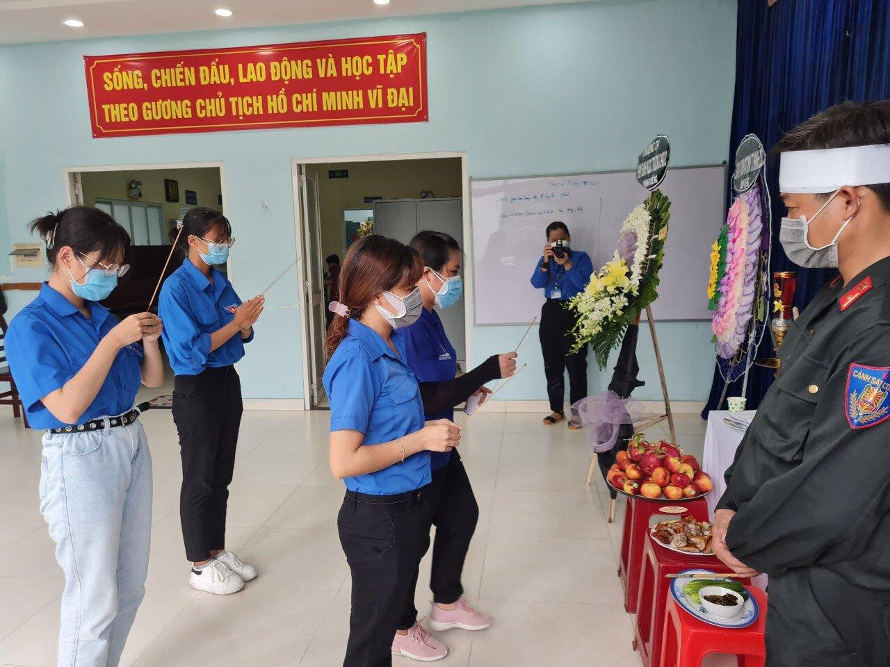 Các bạn đoàn viên thanh niên quận 12 chia sẻ nỗi đau với thiếu tá Nguyễn Văn Điền.