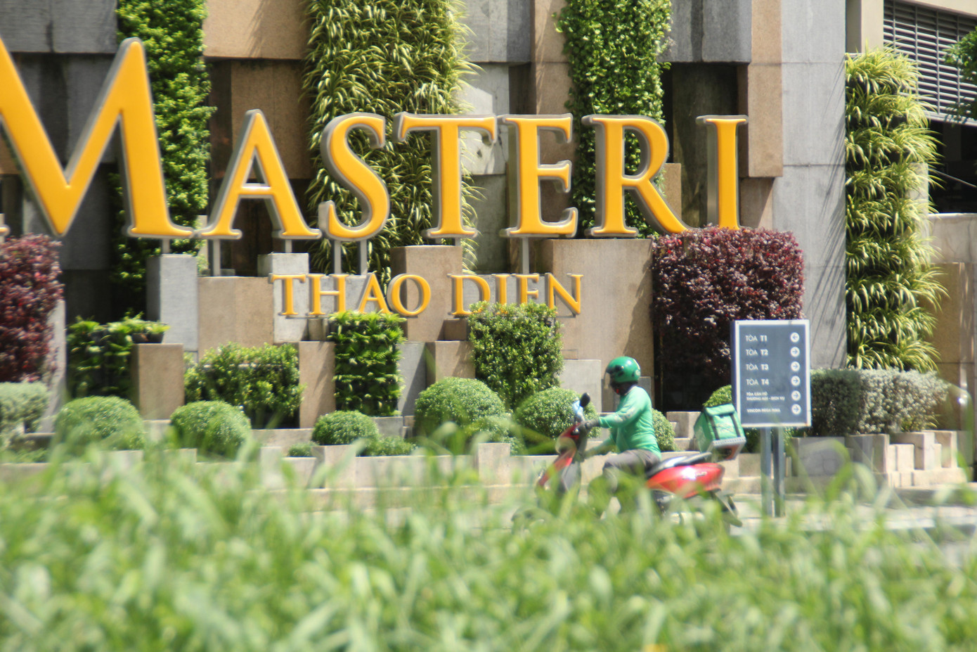 Nam shipper thực hiện giao hàng cho khách tại một khu dân cư cao cấp ở phường Thảo Điền, TP. Thủ Đức.