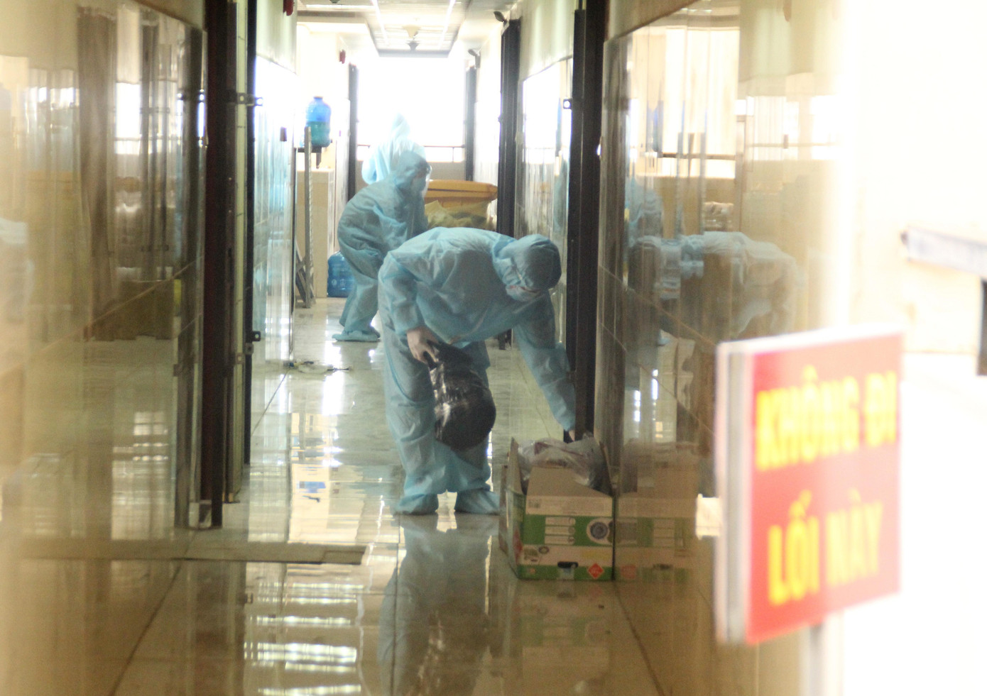 Các chiến sỹ, quân nhân tiếp tế nhu yếu phẩm đến các phòng lưu trú của bệnh nhân. Các chiến sỹ, quân nhân tiếp tế nhu yếu phẩm đến các phòng lưu trú của bệnh nhân.