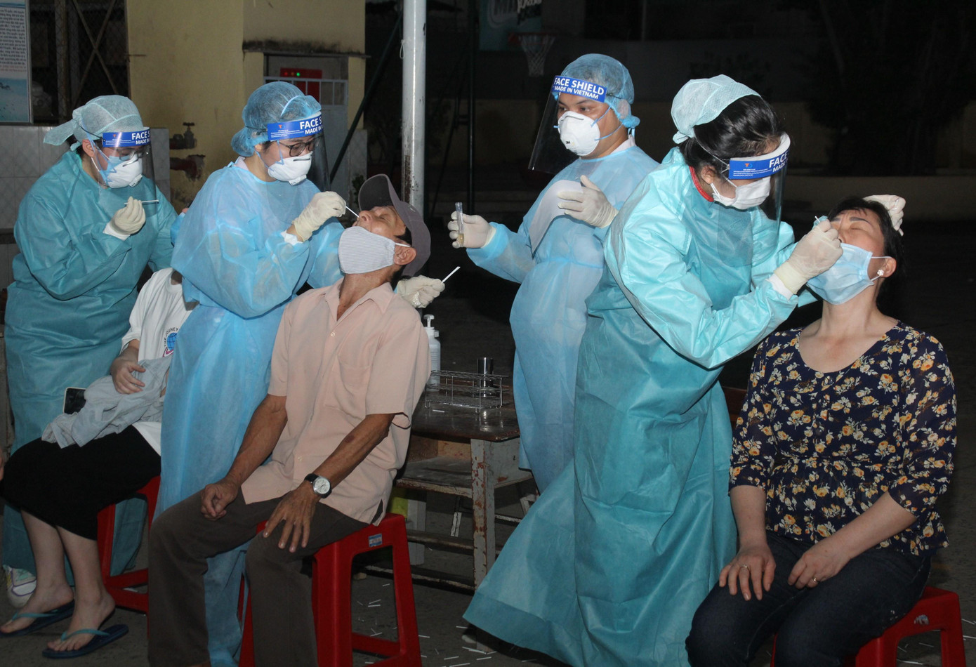 Cận cảnh tình nguyện viên lấy mẫu xét nghiệm COVID-19 ở 'điểm nóng' giãn cách xã hội ảnh 7