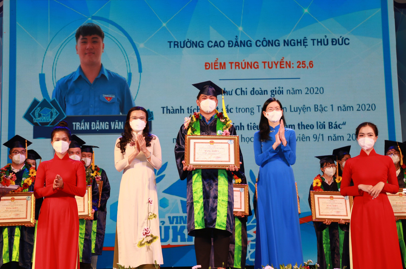 Tháng 12/2021 vừa qua, Văn Tài cũng đã được tuyên dương, khen thưởng là một trong những tân sinh viên đạt danh hiệu thủ khoa đầu vào kỳ tuyển sinh ĐH-CĐ năm 2021 - Ảnh: Ngô Tùng